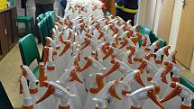 Dobrovolní hasiči obce Bystřička distribuují v neděli 15. března 2020 litrové lahve s dezinfekčním roztokem místním obyvatelům.