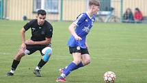 Fotbalisté Vigantic (v černém) se rozloučili s podzimní části I. A třídy skupiny A v derby s Rožnovem pod Radhoštěm přesvědčivou výhrou 5:0. Lví podíl na ni měli největší hvězdy Vigantic Milan Baroš a René Bolf, kteří dali po jedné brance, domácí útočník 