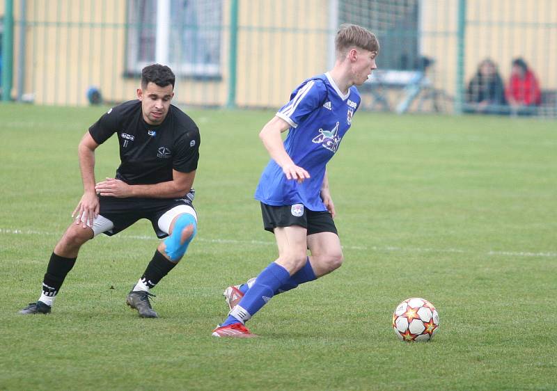 Fotbalisté Vigantic (v černém) se rozloučili s podzimní části I. A třídy skupiny A v derby s Rožnovem pod Radhoštěm přesvědčivou výhrou 5:0. Lví podíl na ni měli největší hvězdy Vigantic Milan Baroš a René Bolf, kteří dali po jedné brance, domácí útočník 