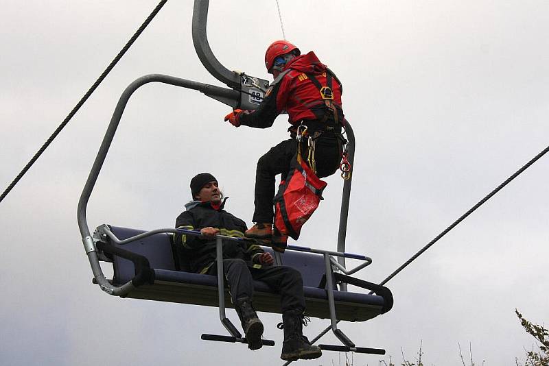 Cvičení záchranářů na lanovce na Kohútce