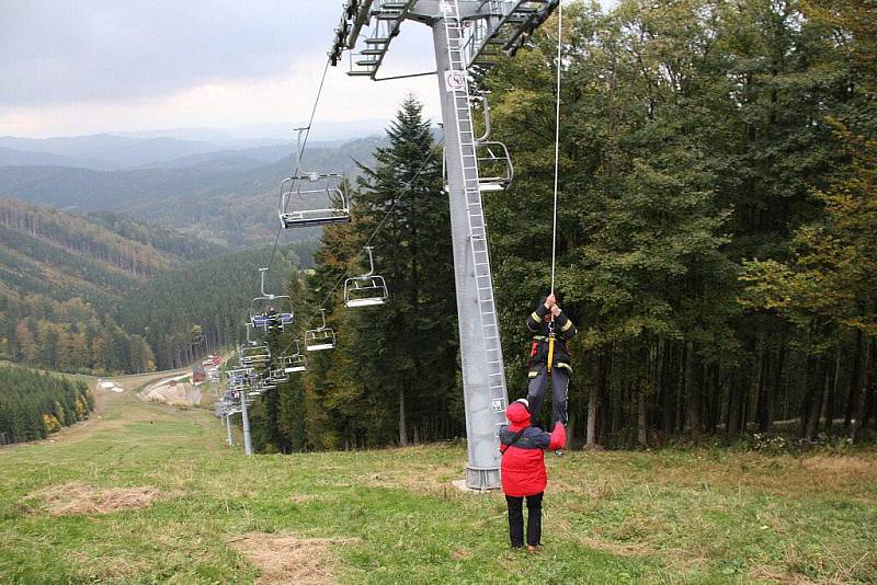 Cvičení záchranářů na lanovce na Kohútce