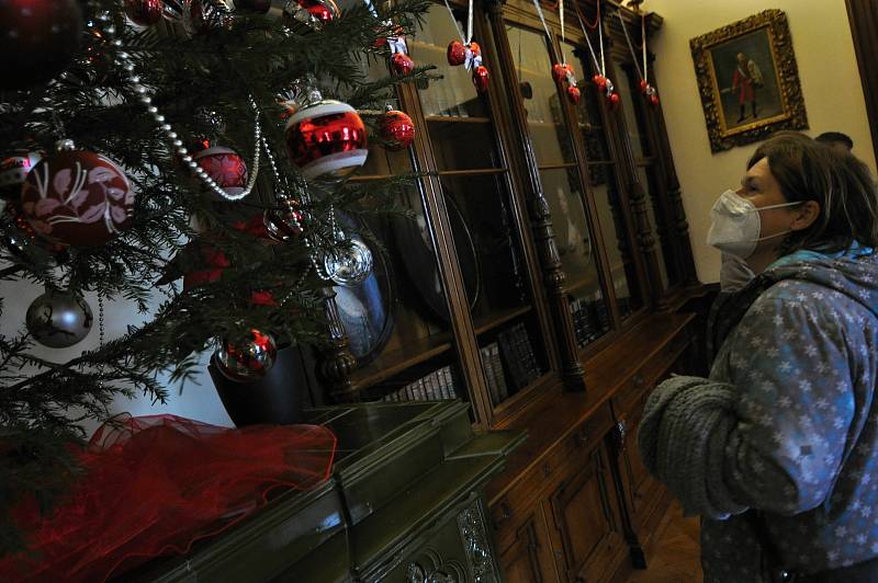 Zámek Lešná u Valašského Meziříčí zkrášlila expozice 4 500 ručně vyráběných baněk ze vsetínského družstva Irisa. Výstava nazvaná Vánoce na zámku potrvá do 19. prosince 2021.