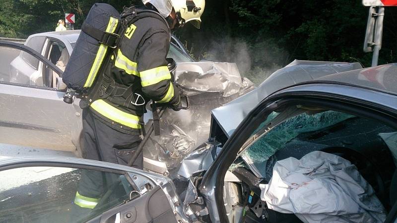 Jedna těžce zraněná osoba a další tři lehce zranění lidé. To je bilance čelní srážky ze středečního podvečera u Valašských Příkaz. Nehodu obestírá také jedna velká neznámá. Kdo jedno z havarovaných vozidel řídil. 