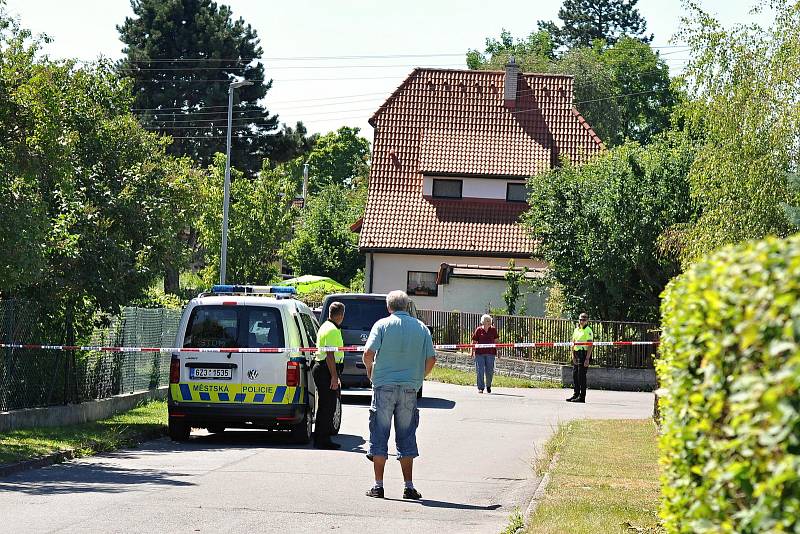 Policisté zasahují ve středu 3. srpna 2022 u rodinného domu v Rožnově pod Radhoštěm, kde po střelbě zemřeli čtyři lidé