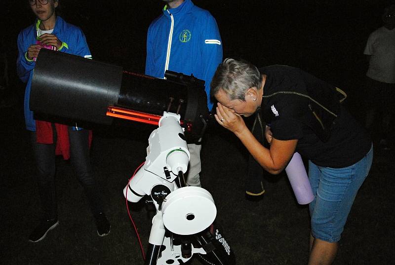 Noční návštěvníci valašskomeziříčské hvězdárny pozorují meteorický roj Perseid při akci nazvaná Meziříčská noc padajících hvězd; středa 12. srpna 2020