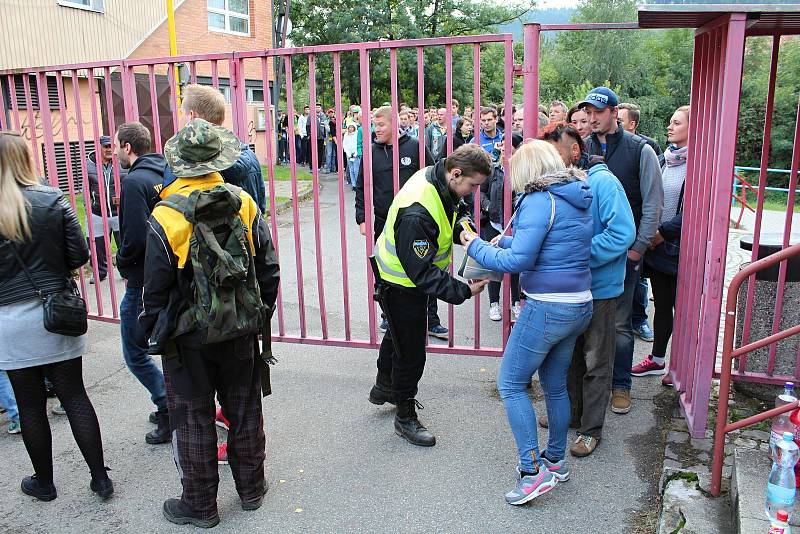 Nová pravidla musí fanoušci Na Lapači respektovat. Při vstupu se musí podrobit kontrole. Vnášení vlastního jídla a pití je zakázáno.