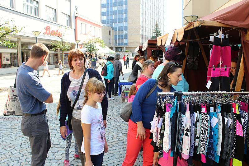 Začalo Valašské záření. Vsetínské náměstí a prostranství před kulturním domem zaplnily v pátek 8. září tisíce lidí. Začal 19. ročník Valašského Záření.