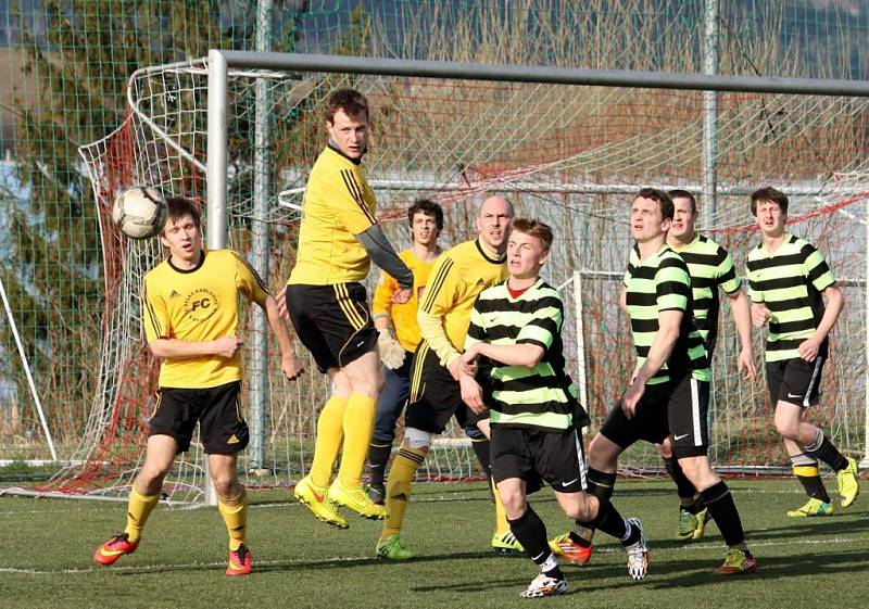 Fotbalisté Kelče B (pruhovaní Sršni) prohráli s VKK B 1:3. 