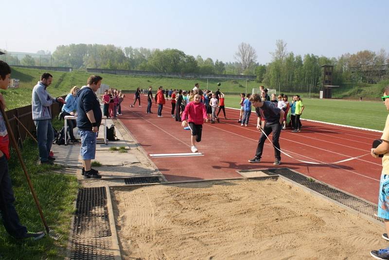 Valašské Meziříčí hostilo v pátek okresní kolo Odznaku všestrannosti olympijských vítězů. Podpořit děti ve sportování přijela i Šárka Kašpárková. 