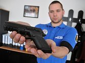 Strážník Městské police ve Vsetíně Petr Kubica ukazuje novou pistoli CZ 75 typ P-07, kterou strážníci postupně v rámci výměny zbraní zařazují do své výzbroje.