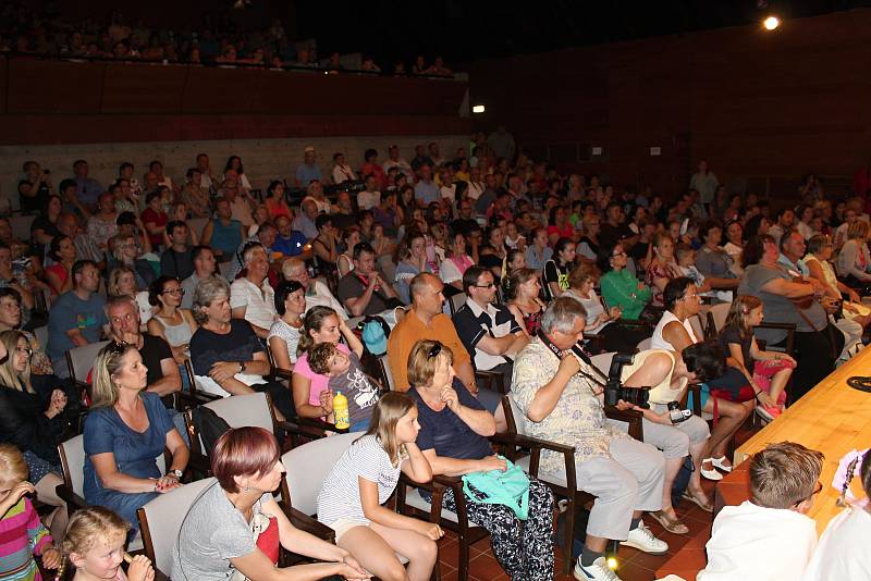 Druhý ročník přehlídky folklorních a uměleckých souborů Ondrášova valaška v Rožnově pod Radhoštěm