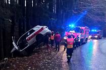 Řidič s fabií narazil ve Velkých Karlovicích do stromu a zůstal viset na svodidlech nad srázem; pondělí 20. listopadu 2023