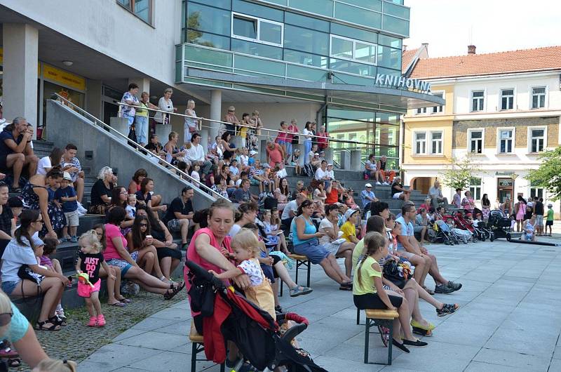 První srpnové pondělí 2018 zavítal do Vsetína herec a muzikant Saša Rašilov. Na Dolním náměstí četl a zpíval dětem na akci, kterou Masarykova veřejná knihovna nazvala Letní prázdninové čtení