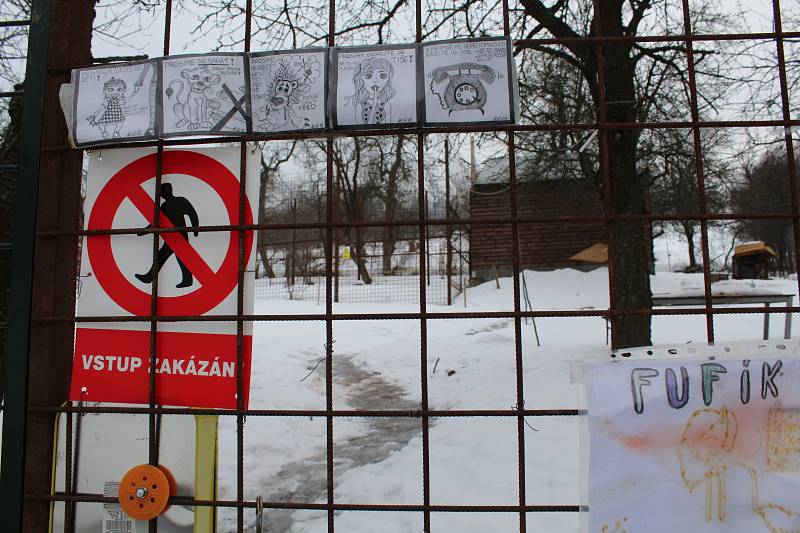 Stavební úřad ve Vsetíně řeší řízení o odstranění černé stavby. Chovatel Michal Prášek se odvolal, řízení dále probíhá.