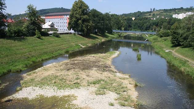 Také Valašsko sužuje v posledních týdnech sucho. Dokladem je také neutěšený stav vody ve Vsetínské Bečvě. 