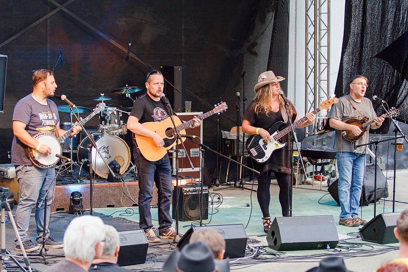 Skupina BlueGate z Plzně vystupuje v sobotu 3. srpna 2019 na scéně Letní kino v Bystřičce na Vsetínsku na 21. ročníku country festivalu Starý dobrý western.