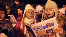 Ve Vsetíně před spolupořádajícím Domem kultury se ve středu 11. prosince 2013 uskutečnila celorepubliková akce regionálních Deníků s názvem Česko zpívá koledy. 