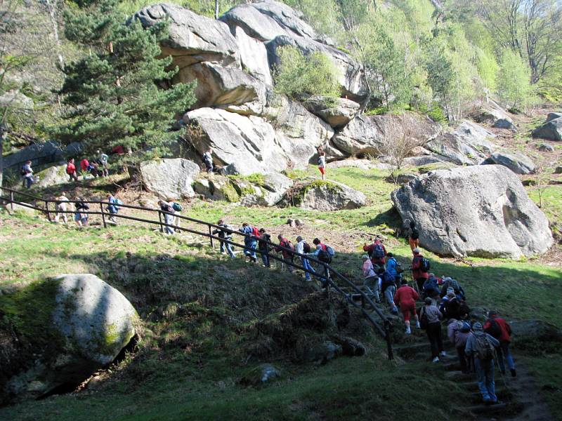 Klub českých turistů Valašsko Vsetín tradiční otevírání Pulčínských skal. 