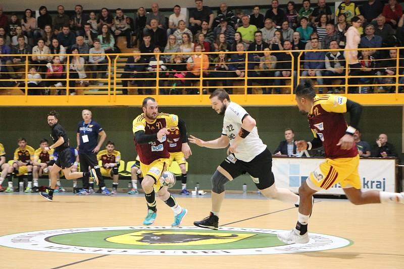 Házenkáři Zubří v 15. kole extraligy porazili mistrovský tým pražské Dukly 29:28, přestože v zápase prohrávali už o sedm branek! Foto: Ondřej Grůza.