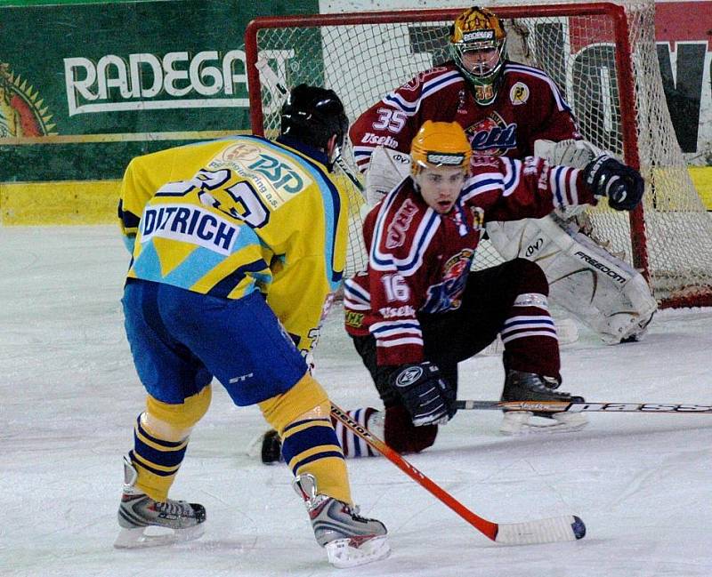 ve čtvrtém zápase čtvrtfinále play off Vsetín (červené dresy) doma podlehl Přerovu a sezona pro něj skončila. 