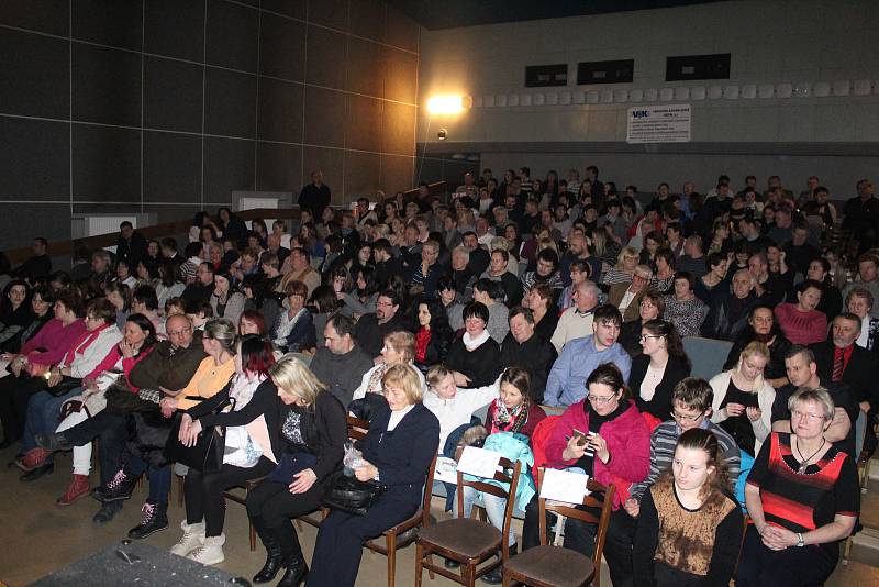 Sedmnáctý ročník festivalu Dny valašského divadla, který se koná od 2. do 17. března 2018 v Hovězí, zahájili ochotníci z DS Hrach Hrachovec bláznivou komedií Dokonalá svatba.