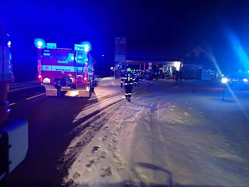 Nehoda fabie a následný požár auta v Huslenkách na Vsetínsku - 22. 1. 2022