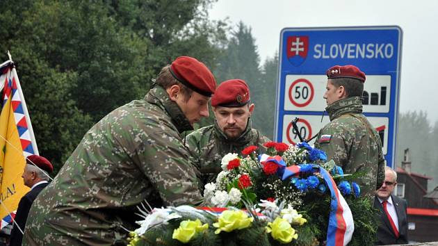 Pietní akt u příležitosti 70. výročí Slovenského národního povstání u památníku 1. čs. brigády Jana Žižky na Bumbálce na Česko-slovenském pomezí. Velké Karlovice/Makov, středa 27. srpna 2014.