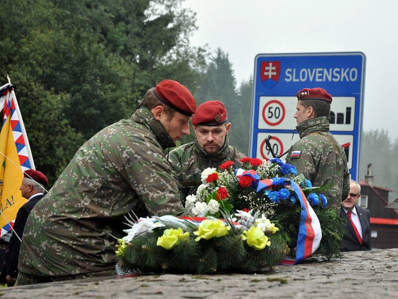 Pietní akt u příležitosti 70. výročí Slovenského národního povstání u památníku 1. čs. brigády Jana Žižky na Bumbálce na Česko-slovenském pomezí. Velké Karlovice/Makov, středa 27. srpna 2014.