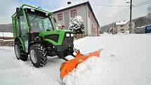 Karanténa nařízená kvůli koronaviru oslabila pracovní síly na obecním úřadu v Prlově. Odklízení sněhu z chodníků tak zbylo na starostu obce Jaromíra Kratinu.