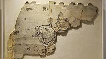 Část omítky z chaty Libušín na Pustevnách s vyobrazením boha Radegasta; Valašské muzeum v přírodě v Rožnově, Sušák, 1. patro, srpen 2020
