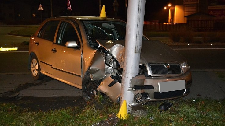 Osobní vůz Škoda Fabia řízený pětašedesátiletým mužem z Ostravy havaroval v pondělí 25. listopadu do sloupu veřejného osvětlení u kruhového objezdu v sousedství čerpací stanice Shell ve Valašském Meziříčí.