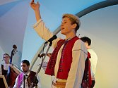 Cimbálová muzika Kordulka spolu s dalšími mladými hudebníky a zpěváky představila ve vsetínském zámku projekt Mladí ladí folklor; Vsetín, sobota 12. listopadu 2016