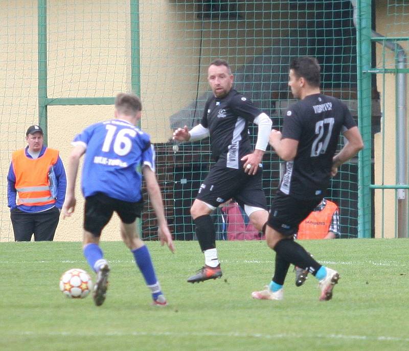 Fotbalisté Vigantic (v černém) se rozloučili s podzimní části I. A třídy skupiny A v derby s Rožnovem pod Radhoštěm přesvědčivou výhrou 5:0. Lví podíl na ni měli největší hvězdy Vigantic Milan Baroš a René Bolf, kteří dali po jedné brance, domácí útočník 