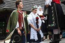 Krojovanou valašskou svatbu předvedli v sobotu 27. června ve Valašském muzeu v přírodě v Rožnově pod Radhoštěm.