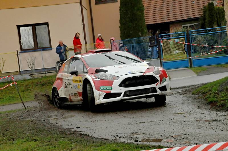 I přes oblačné, místy deštivé počasí se těšila zájmu fanoušků sobotní první etapa 41. ročníku Valašské Rally. Snímky z rychlostních úseků Lešná, Vidče a servisu.