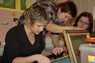 Výroba ručního papíru v Rodinném a mateřském centru Sluníčko ve Vsetíně, program pro maminky, které centrum navštěvují úterý 5. února 2008, na snímku Anna Horáková