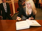 Rožnovská Sportovkyně roku 2012 lyžařka Natálie Jurčová se podepisuje do pamětní knihy při předávání ocenění nejlepším sportovcům Rožnova pod Radhoštěm za uplynulý rok.