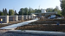 Dokončovaná stavba nové obřadní smuteční síně na hřbitově ve Valašském Meziříčí a vizualizace konečné podoby.
