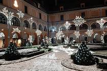 Vánočně nasvícené nádvoří zámku Žerotínů ve Valašském Meziříčí.