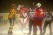 Hokejisté Vsetína (žluté dresy) na Lapači hráli s vedoucí Porubou.