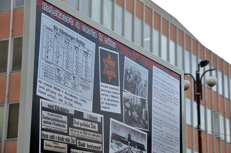 Kolemjdoucí si prohlížejí pouliční výstavu nazvanou Židovská synagoga ve Vsetíně, kterou při příležitosti 75. výročí vypálení vsetínské židovské synagogy připravili pracovníci domu kultury.