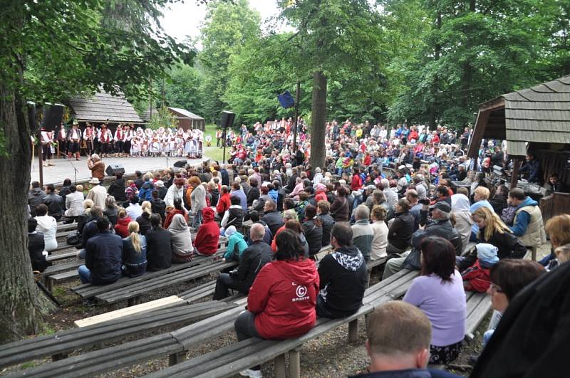 Ve Valašském muzeu v přírodě v Rožnově pod Radhoštěm byla v neděli 30. června 2013 odpoledne k vidění krojovaná valašská svatba. Předvedli ji členové souborů Hafery, Vranečka a Javořina