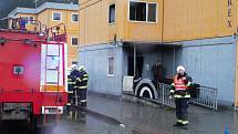 Devět jednotek hasičů zasahuje ve vsetínské místní části Poschla. Oheň zde z dosud nevyjasněných příčin zachvátil jeden ze dvou montovaných bytových domů obývaných především romskou komunitou.