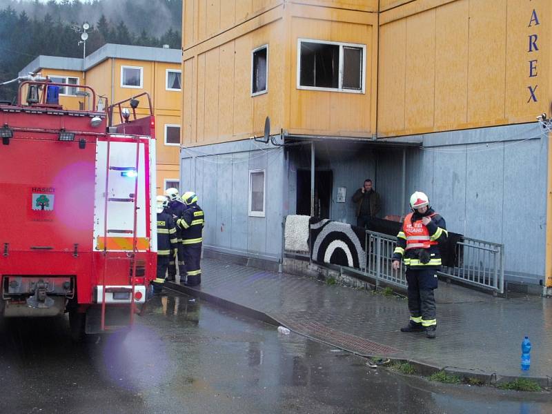 Devět jednotek hasičů zasahuje ve vsetínské místní části Poschla. Oheň zde z dosud nevyjasněných příčin zachvátil jeden ze dvou montovaných bytových domů obývaných především romskou komunitou.