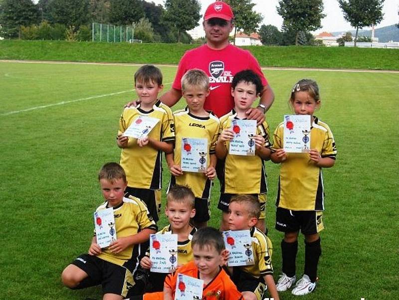 Mladší přípravka FK Arsenal po vítězném turnaji v Lipníku nad Bečvou, kde ani jednou nezaváhala. 