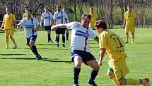 Fotbalisté Velkých Karlovicě+Karolinky (žluté dresy) porazili Vigantice 1:0. 