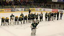Třetí a rozhodující utkání finálové série II. hokejové ligy - skupiny Východ mezi domácím VHK Robe Vsetín (zelenožluté dresy) a HC Torax Poruba
