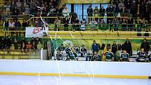 Utkání prvního kola východní skupiny II. ligy Vsetín (zelené dresy) – Havířov nebylo dohráno. Ve 42. minutě zápasu vedli hosté 3:2.