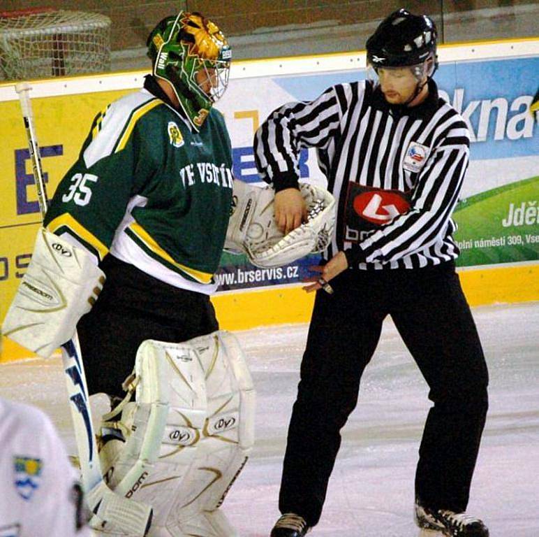 Utkání prvního kola východní skupiny II. ligy Vsetín (zelené dresy) – Havířov nebylo dohráno. Ve 42. minutě zápasu vedli hosté 3:2.