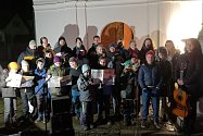 Na třicet školáků společně zpívalo šest koled při letošní akci Deníku Česko zpívá koledy.